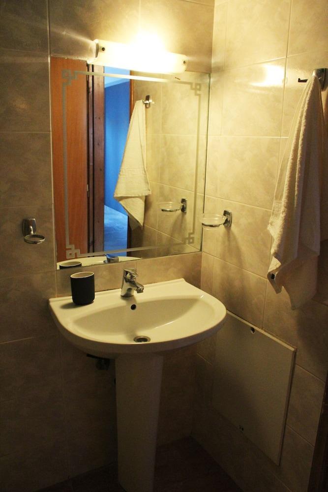 Aparthotel Theros 3*
